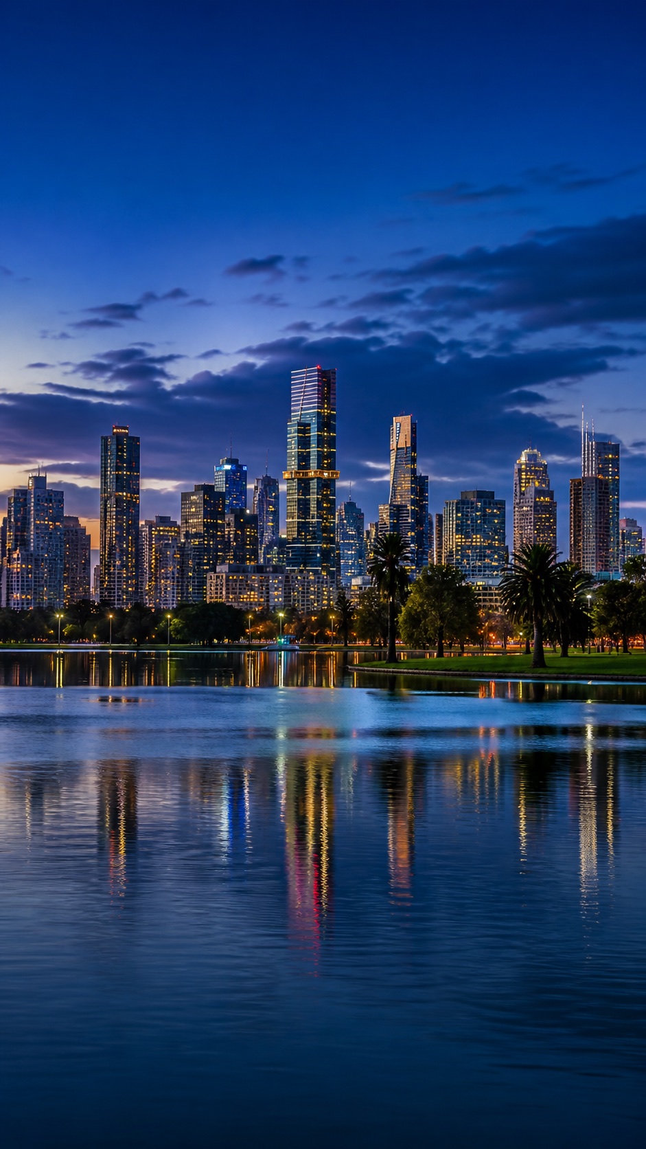 Skyline de Melbourne frente al lago de Albert Park al anochecer